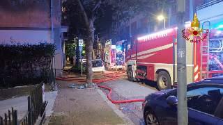 Pesaro - Serata di paura: esplosioni e incendio in un condominio, sei appartamenti inagibili